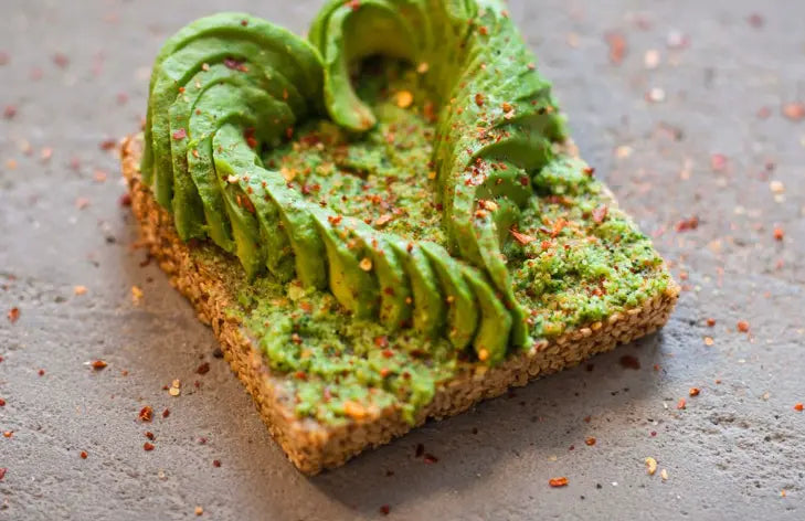 Avocado op toast met pesto
