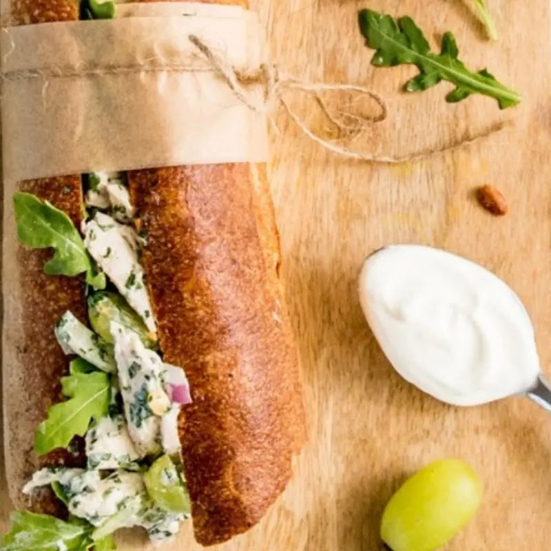 Kip sandwich met Griekse yoghurtsaus