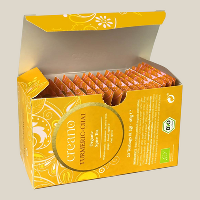 Doosje TuanaShop BV biologische Turmeric Chai kruidenthee met 20 theezakjes en ingrediëntenlijst op de verpakking