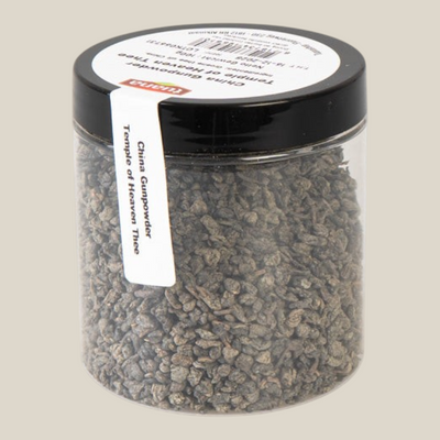 TuanaShop BV China Gunpowder Temple of Heaven groene thee in een transparante pot met 100 gram losse theeblaadjes.