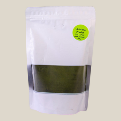 TuanaShop BV biologisch chlorella poeder in een hersluitbare witte verpakking met groen etiket