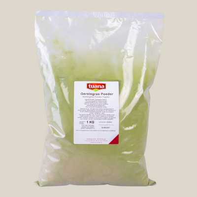 TuanaShop BV gerstegras poeder in een transparante verpakking van 1 kg voor smoothies en gezonde voeding