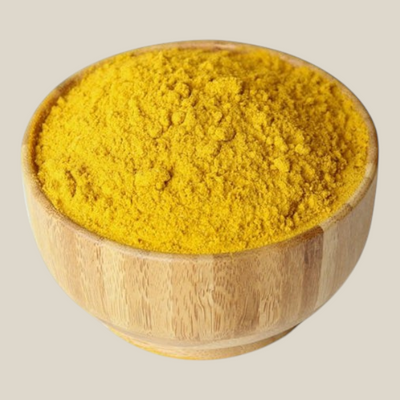 TuanaShop BV Kerrie Exotische Kruidenmix in een houten kom met een warme gele kleur en aromatische specerijen