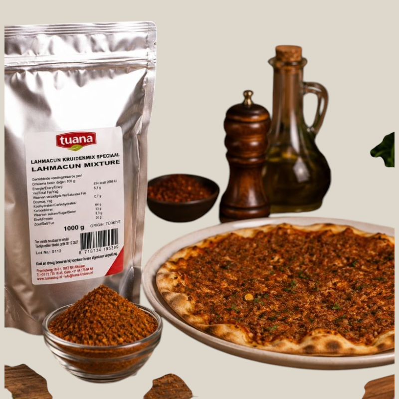 TuanaShop BV Lahmacun Kruidenmix Speciaal in zilveren verpakking naast een versgebakken Turkse lahmacun op een bord.