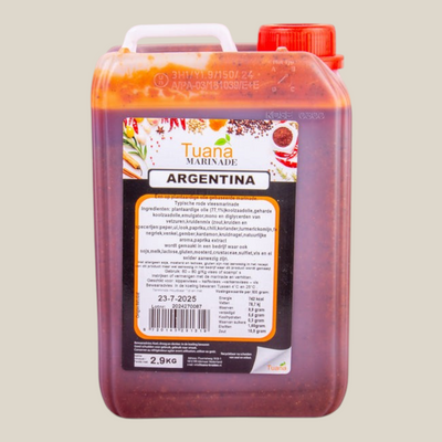 TuanaShop BV Argentina marinade in een grote doorzichtige jerrycan met dieprode kruidige saus voor vlees en groenten