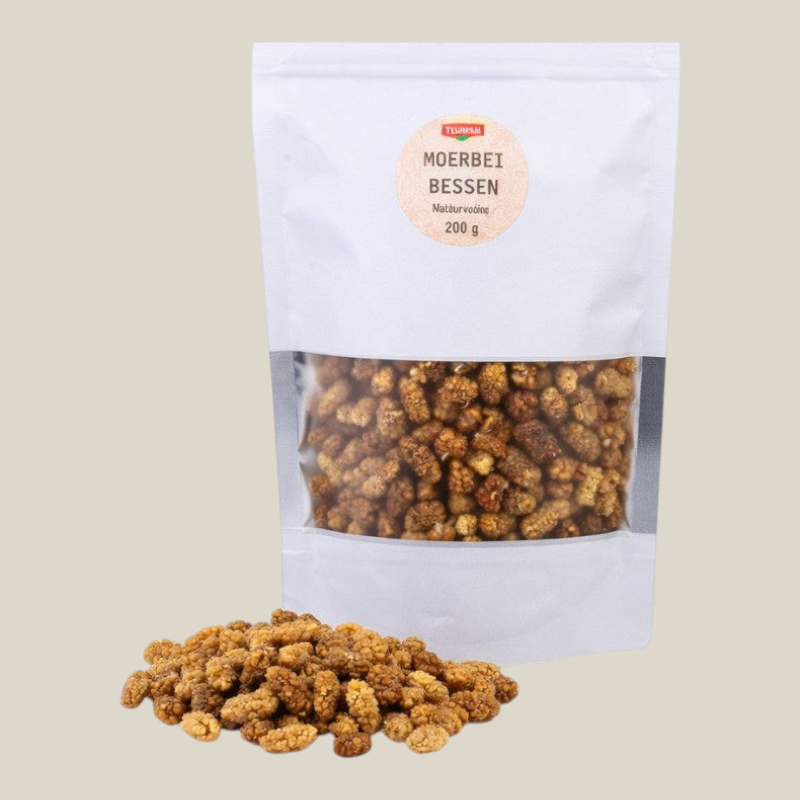 TuanaShop BV witte moerbeibessen in een hersluitbare verpakking met een hoopje gedroogde bessen op de voorgrond.
