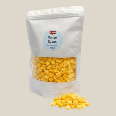 TuanaShop BV gevriesdroogde mango blokjes in een hersluitbare verpakking met een venster voor zicht op de inhoud.