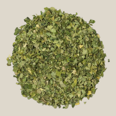 TuanaShop BV gedroogde Moringa bladeren voor thee, puur en natuurlijk, rijk aan vitaminen en mineralen.