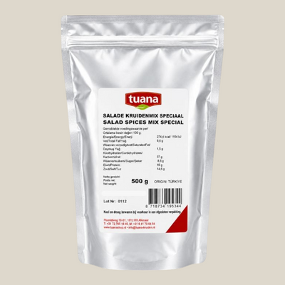TuanaShop BV Salade Speciaal kruidenmix in een zilverkleurige stazak van 500 gram met productinformatie op het etiket.