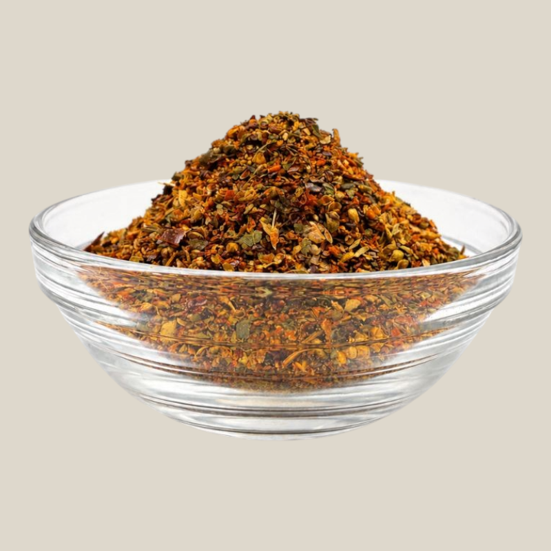TuanaShop BV Yoghurt Kruidenmix in een glazen kom met chilipeper, oregano, knoflook en munt voor dips en sauzen.