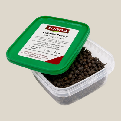 TuanaShop BV Cubebe peper heel in een transparant bakje met groen deksel, een zeldzame specerij met staartjes.