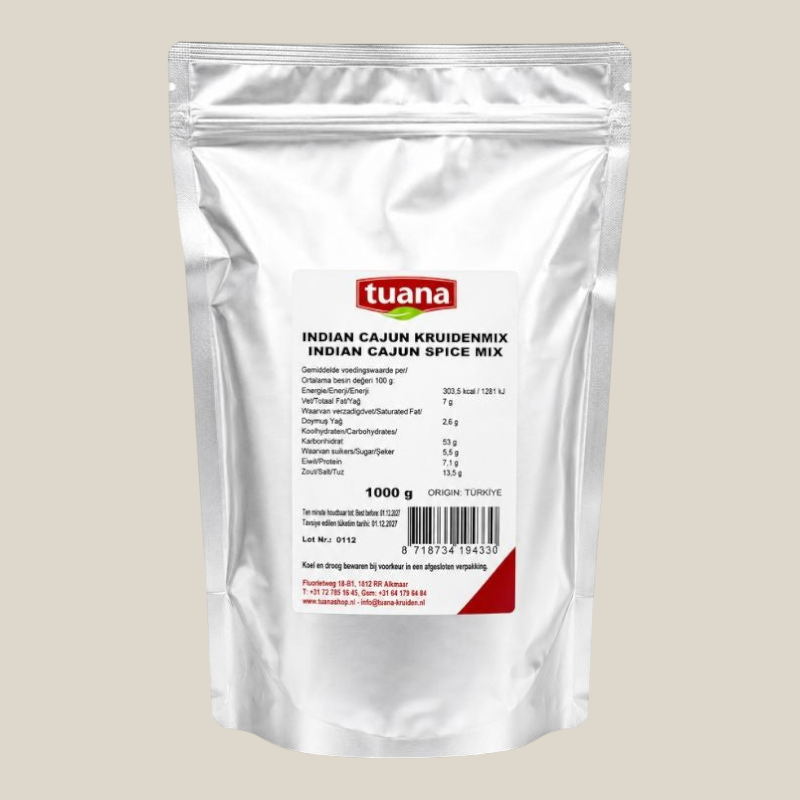 TuanaShop BV Indian Cajun kruidenmix in een zilverkleurige stazak van 1000 gram met productinformatie op het etiket.