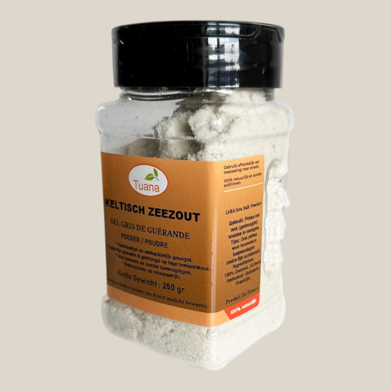 TuanaShop BV Keltisch zeezout poeder in een transparante kunststof strooibus met zwart deksel en oranje etiket.