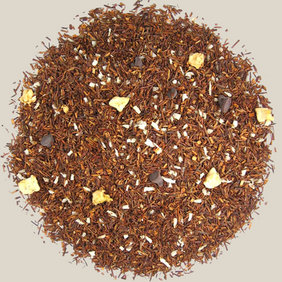 TuanaShop BV Choco Caramel rooibosthee met stukjes chocolade, kokos en appel in een ronde hoop op witte achtergrond