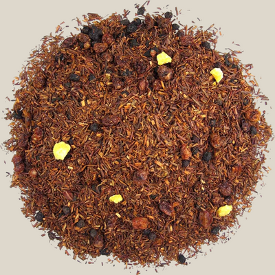 TuanaShop BV Duindoorn Sinas thee met rooibos, sinaasappelschil, duindoornbessen en vlierbessen in een hoopje.
