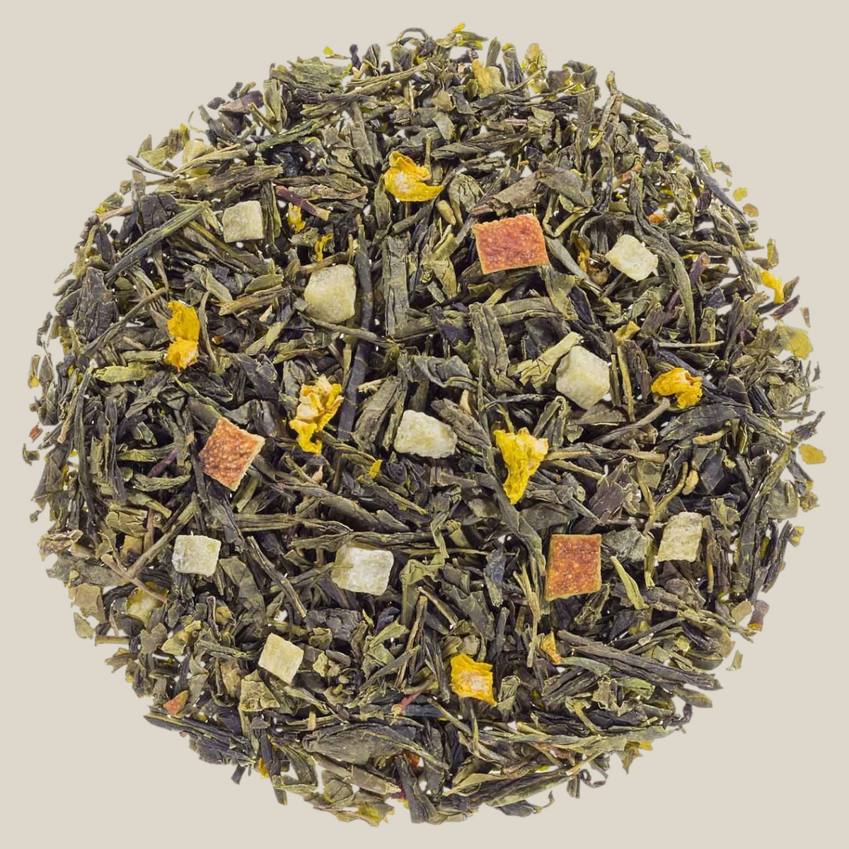 TuanaShop BV Sencha Yuzu groene thee met stukjes ananas en sinaasappelschil in een ronde compositie