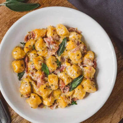 Pompoengnocchi pasta met salie en geraspte nootmuskaat