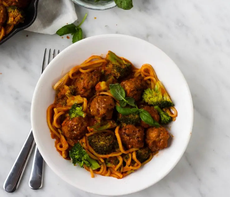 Spaghetti met rode saus, broccoli en vegetarische balletjes