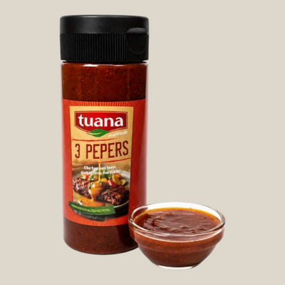 TuanaShop BV 3 Pepers marinade in een fles met een schaaltje pittige rode saus voor vlees en groenten
