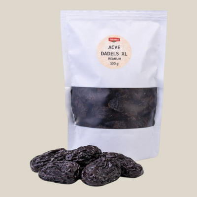 TuanaShop BV ACVE XL dadels uit Saudi-Arabië in een witte verpakking met losse donkere dadels op de voorgrond.