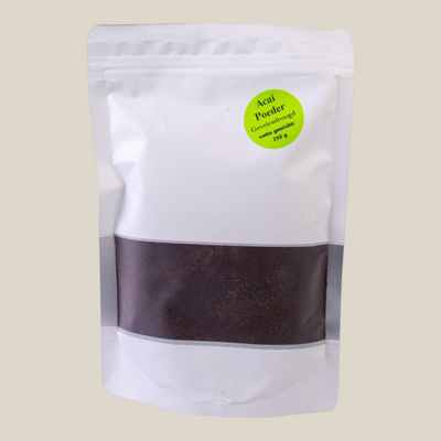 TuanaShop BV gevriesdroogd acai poeder in een witte stazak van 250 gram met een groen etiket