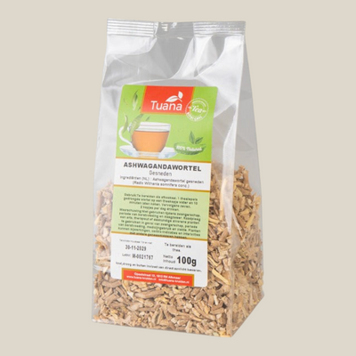 TuanaShop BV Ashwagandawortel gesneden in een doorzichtige verpakking van 100 gram voor kruidenthee.