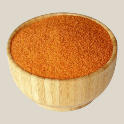 TuanaShop BV Kip Frituur Kruiden in een houten kom, een oranje kruidenmix voor krokante gefrituurde kip.