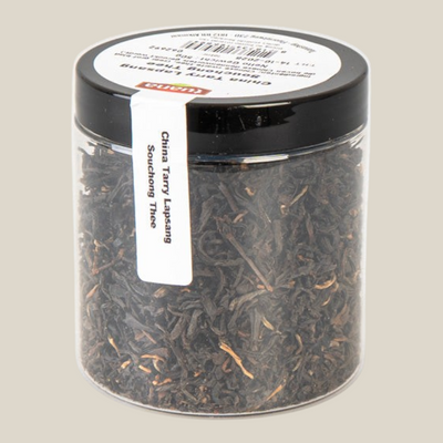 TuanaShop BV China Tarry Lapsang Souchong zwarte thee in een transparante pot van 50 gram met een rokerig aroma.