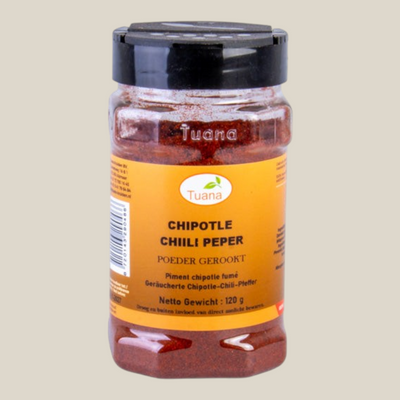 TuanaShop BV pot met gemalen gerookte chipotle chilipeper poeder, 120g inhoud in een transparante verpakking.
