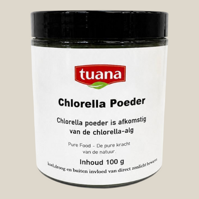 TuanaShop BV Chlorella Poeder in een pot van 100 gram, een puur groen algenpoeder voor smoothies en supplementen.
