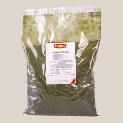 TuanaShop BV Chlorella poeder in een transparante verpakking van 1 kg met groen algenpoeder