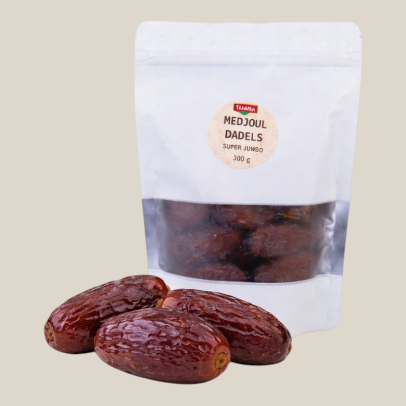 TuanaShop BV Medjoul Super Jumbo dadels in een hersluitbare verpakking met drie losse dadels op de voorgrond