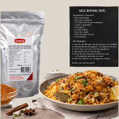 TuanaShop BV Gele Biryani Kruidenmix verpakking naast een schaal met verse biryani met kip en rijst.