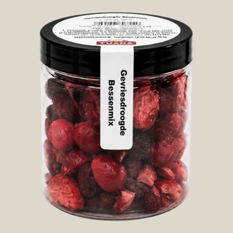 TuanaShop BV gevriesdroogde bessenmix met cranberry's, aardbeien en bramen in een transparante pot