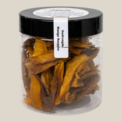 TuanaShop BV gedroogde mango reepjes in een transparante pot met zwart deksel, 100% biologisch en natuurlijk.