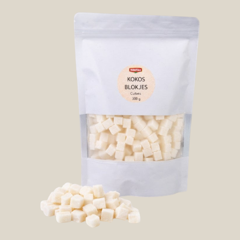 TuanaShop BV kokos blokjes in een hersluitbare zak van 300 gram met zachte, witte stukjes gedroogde kokos.
