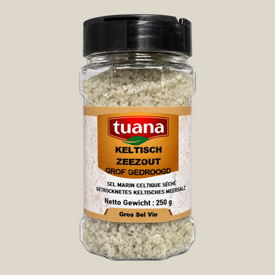 TuanaShop BV Keltisch zeezout grof gedroogd in een doorzichtige kruidenpot met zwart deksel