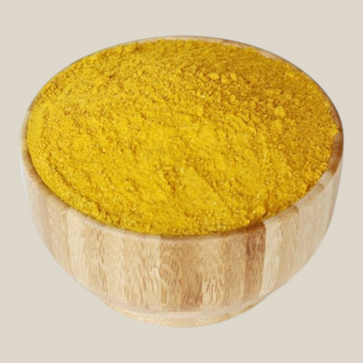 TuanaShop BV kerrie knoflook kruidenmix in een houten kom met een levendige gele kleur en aromatische specerijen