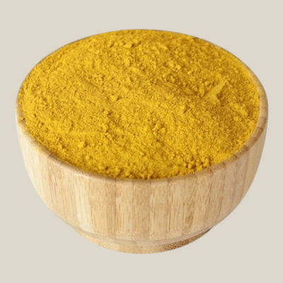 TuanaShop BV kerrie wok kruidenmix in een houten kom met een levendige gele kleur en aromatische specerijen