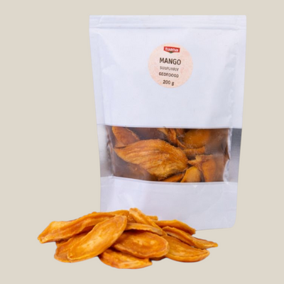 TuanaShop BV gedroogde mango in een hersluitbare verpakking met losse mango schijfjes op een witte achtergrond