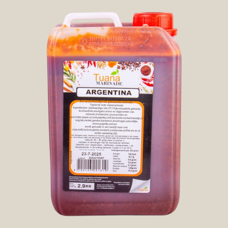 TuanaShop BV Argentina marinade in een grote doorzichtige jerrycan met dieprode kruidige saus voor vlees en groenten