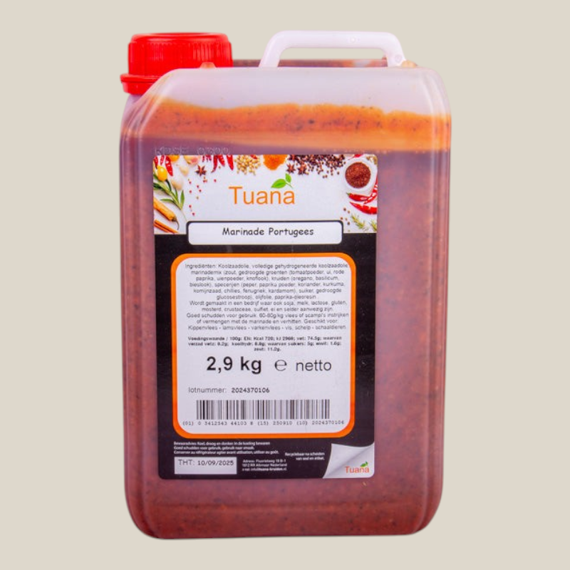 TuanaShop BV Portugese marinade in een grote doorzichtige jerrycan van 2,9 kg met rode kruidige oliebasis.