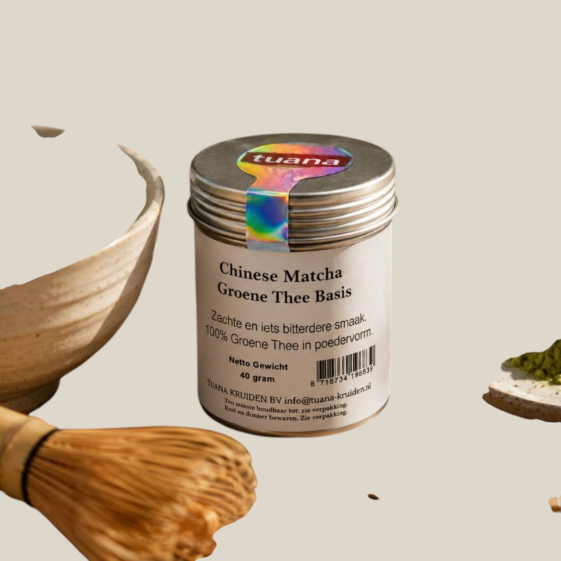 TuanaShop BV Chinese Matcha groene thee poeder in een metalen blikje met bamboe klopper op een houten tafel