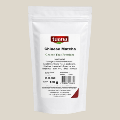 TuanaShop BV Chinese Matcha Groene Thee Premium in een witte hersluitbare verpakking met productinformatie