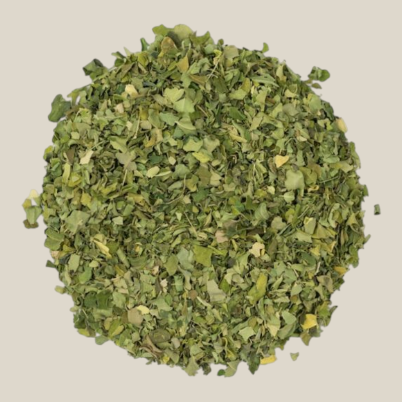 TuanaShop BV gedroogde Moringa bladeren voor thee, puur en natuurlijk, rijk aan vitaminen en mineralen.