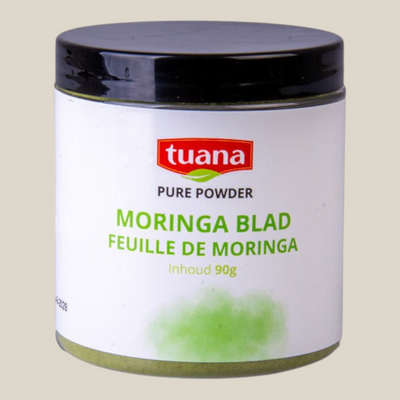 TuanaShop BV Moringa Blad Pure Powder in een potje van 90 gram met een zwart deksel en groen etiket