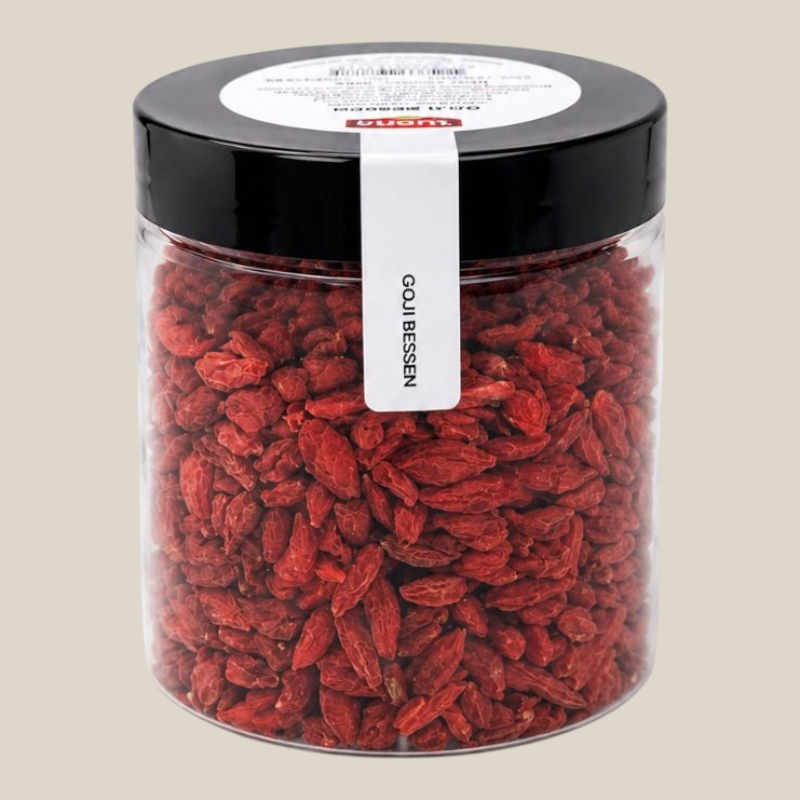 TuanaShop BV gedroogde goji bessen in een doorzichtige pot van 200 gram met een zwart deksel.