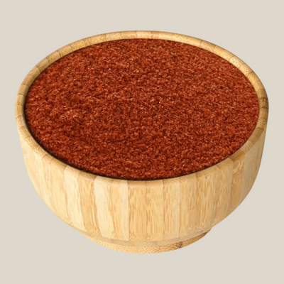 TuanaShop BV Patat Friet Speciaal kruidenmix in een houten kom, een rijke roodbruine mix voor aardappelgerechten.