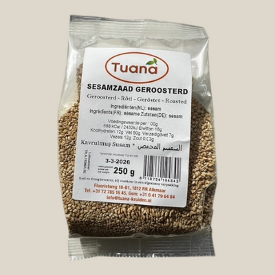 TuanaShop BV verpakking met 250g geroosterd sesamzaad in een doorzichtige zak met productinformatie en etiket.