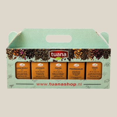 TuanaShop BV BBQ rub cadeaupakket met vijf verschillende kruidenmixen in een kartonnen draagverpakking